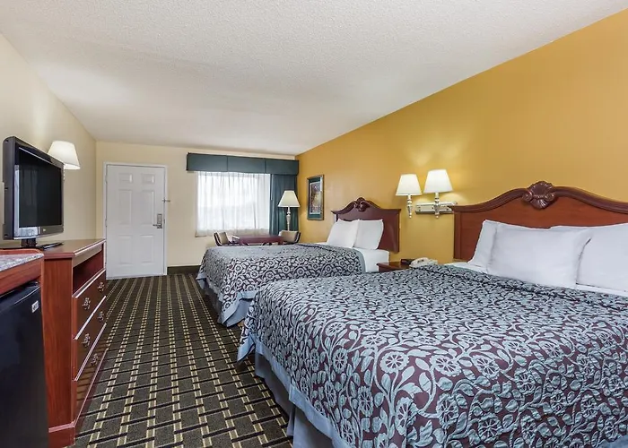 Days Inn & Suites By Wyndham Warner Robins Near Robins Afb