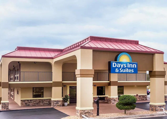 Days Inn & Suites By Wyndham Warner Robins Near Robins Afb