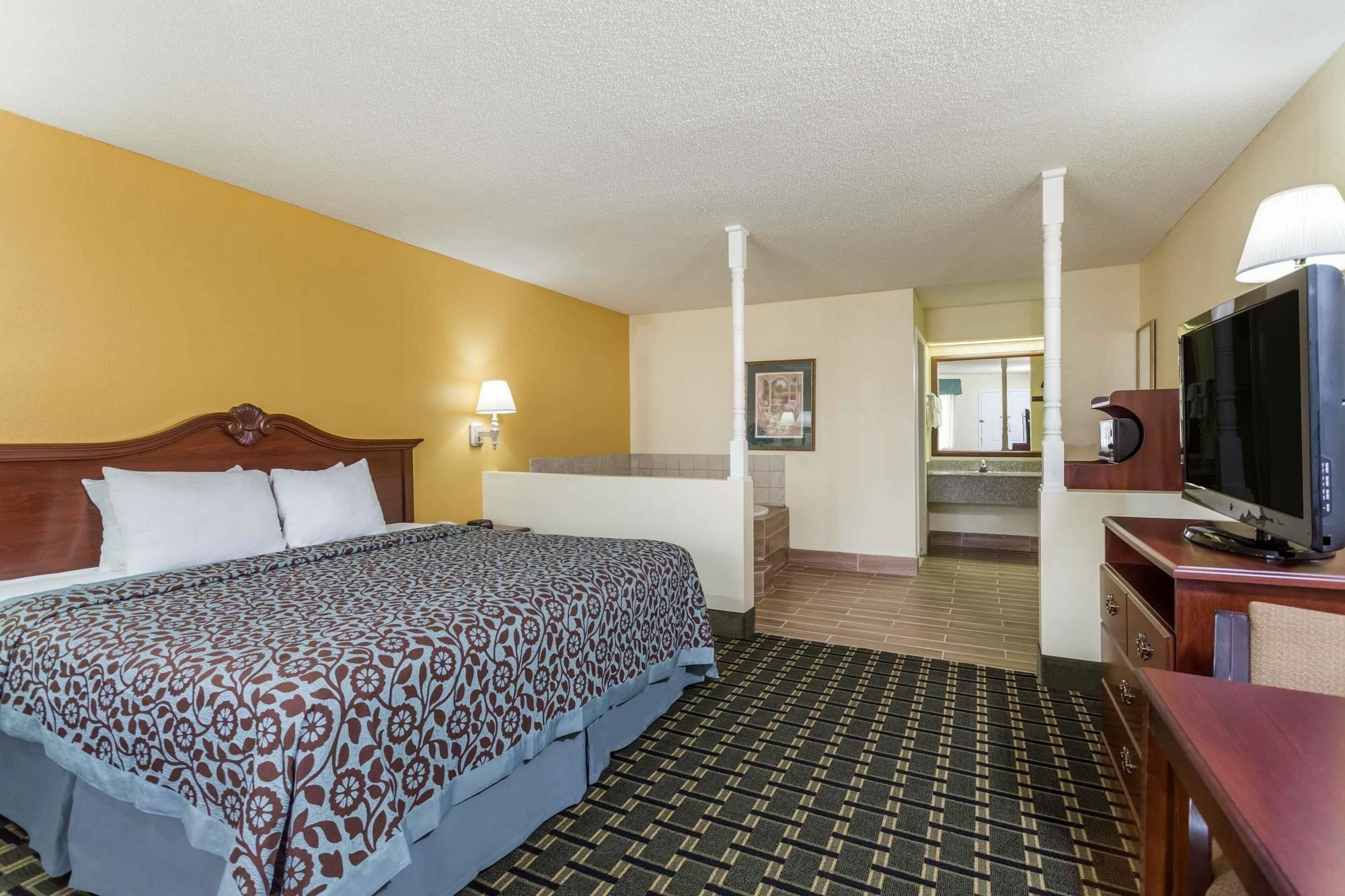 Days & By Wyndham Near Robins Afb 2*