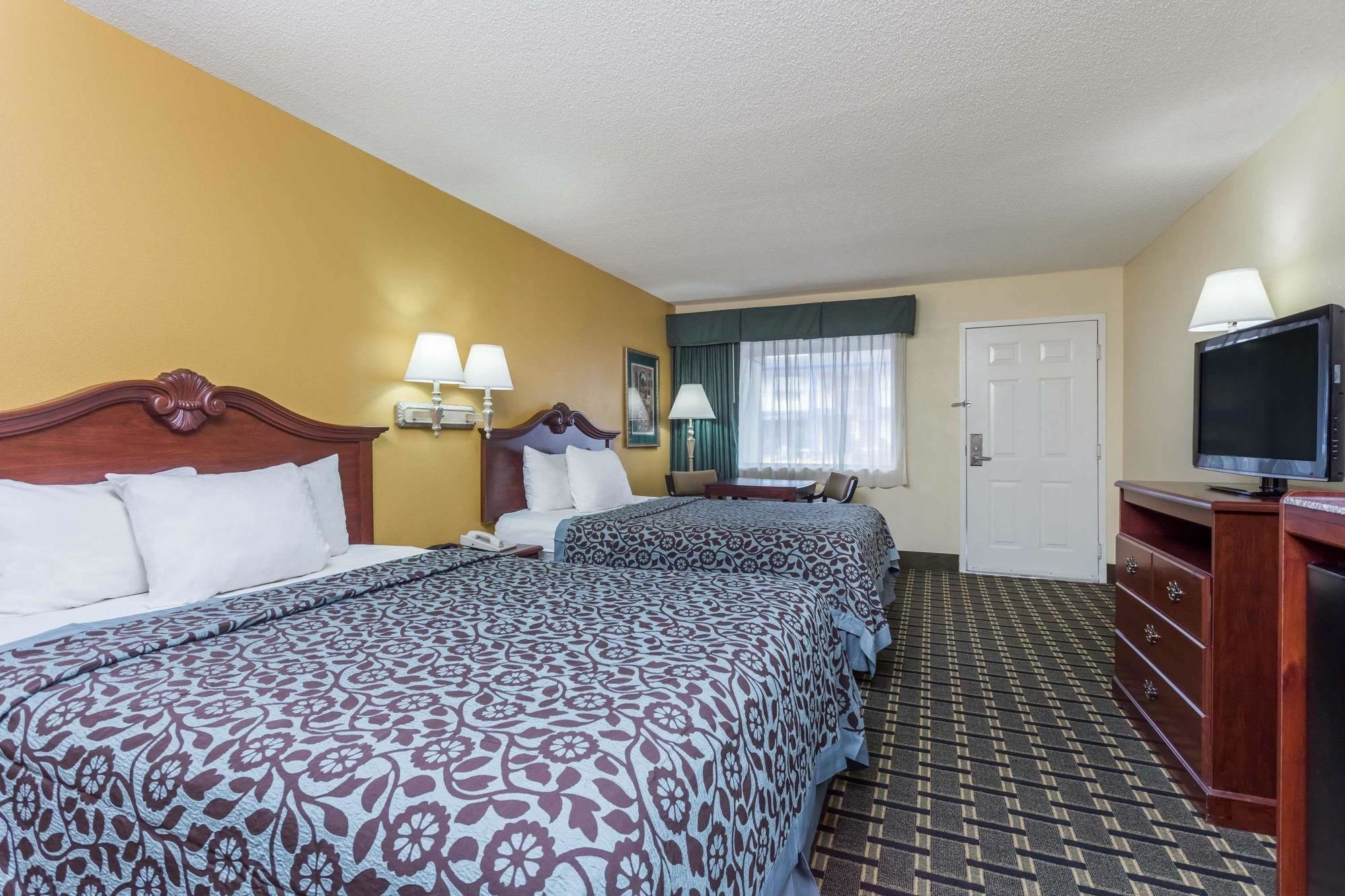 Days & By Wyndham Near Robins Afb Hotel 2*